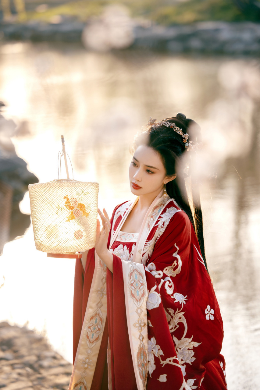 孟子义 红衣古风大片,河畔身着赤色华服的她手提灯笼,璀璨闪耀,明艳