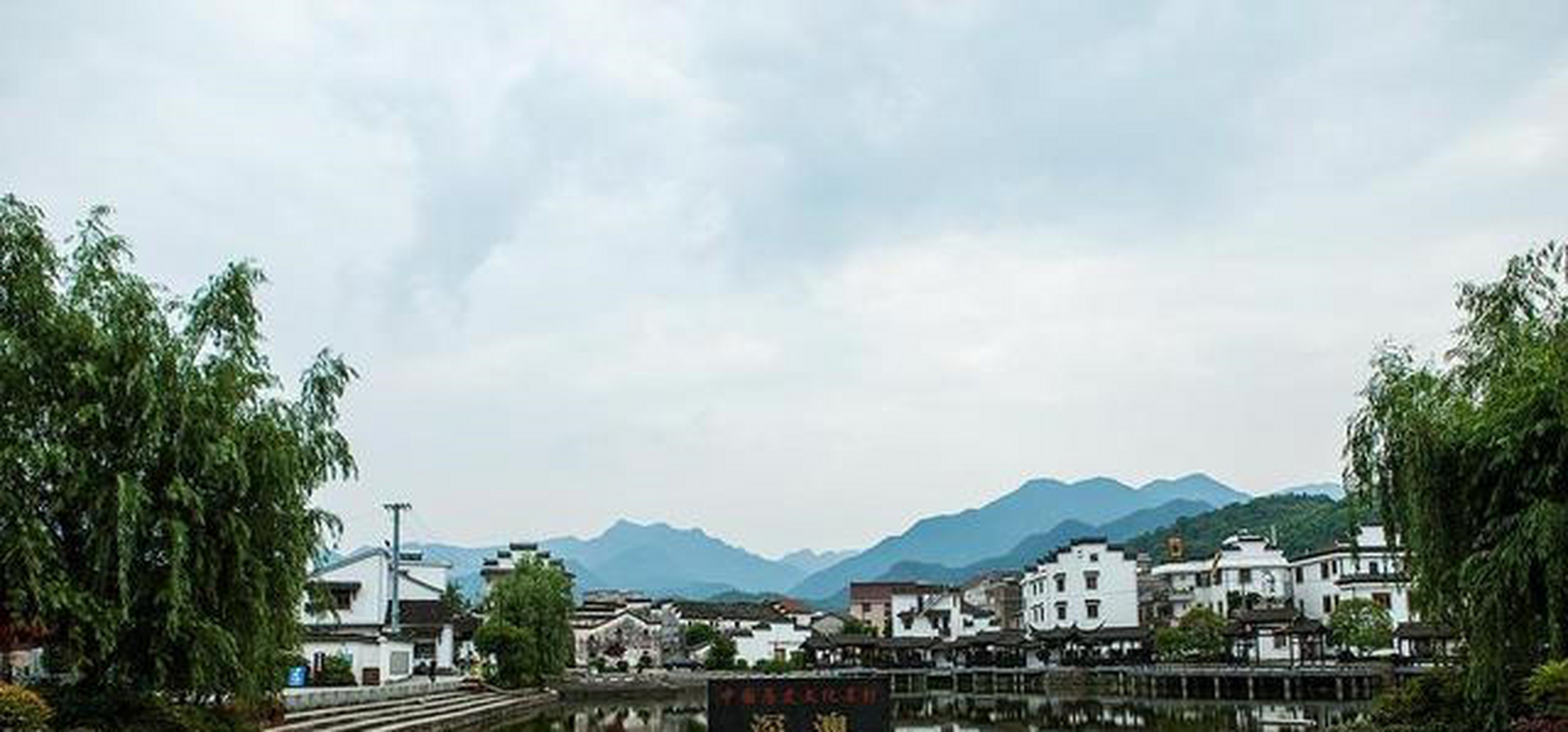 地处浙西的深澳村,是一座被青山绿水所环绕的古村落,跟江南其它古村落