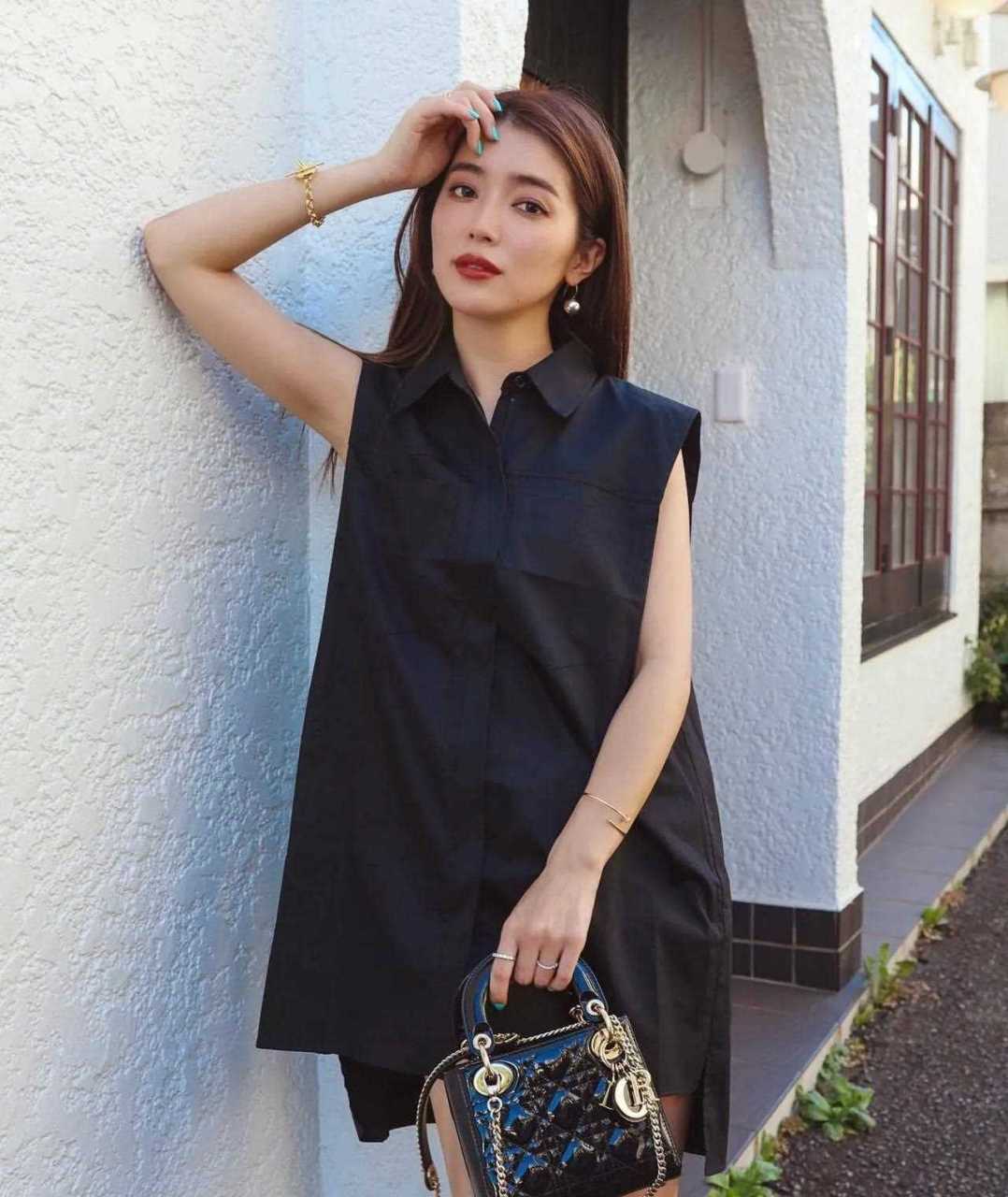 时尚博主大口智惠美近期的穿搭,她长得很美且有辨识度,妆容都很精致