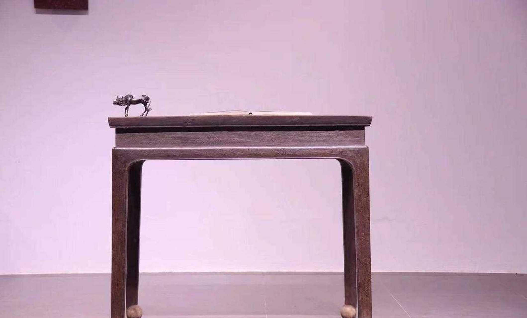 画桌在宋代就已经出现了,它的体积不大而便于移动,结构科学,坚固耐用