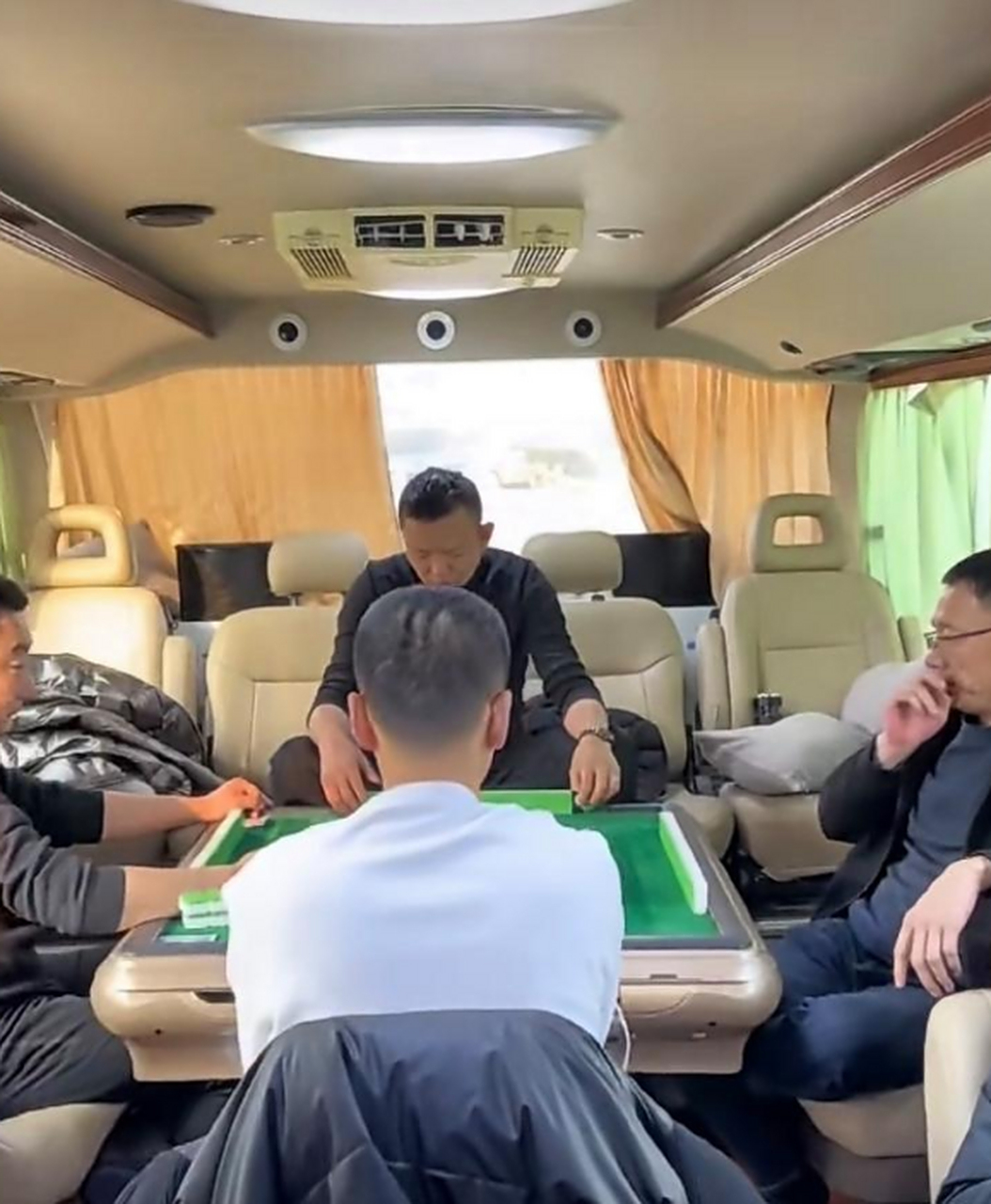 车上打麻将,一个急刹车就全"胡"了呀.