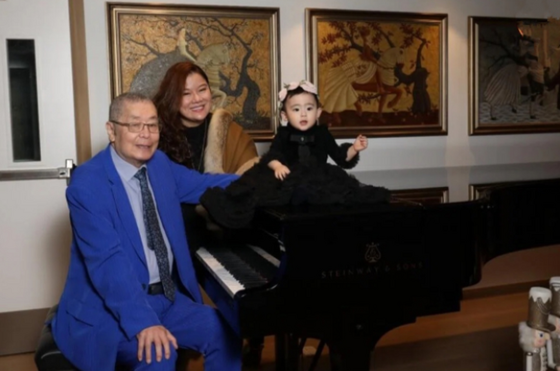 "琵琶公主"孙颖晒全家福,一岁女儿穿小黑裙美成小黑天鹅!