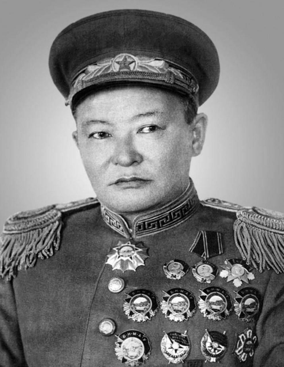 1935年,当时的蒙古总理根登在众目睽睽之下,给了斯大林一个耳光,紧接