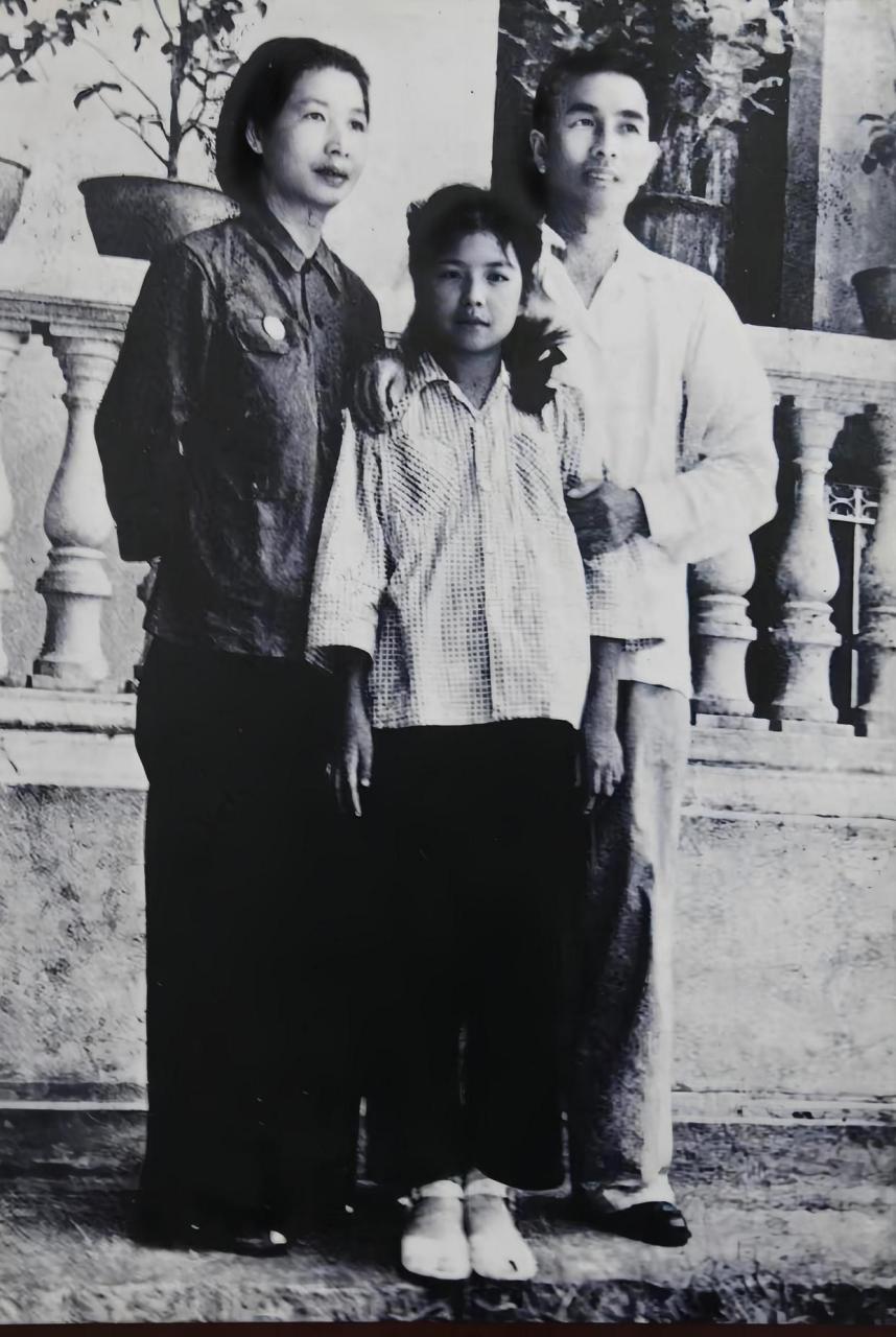 陶斯亮是两人的独生女,但曾志在陶斯亮之前已经有了三个孩子.