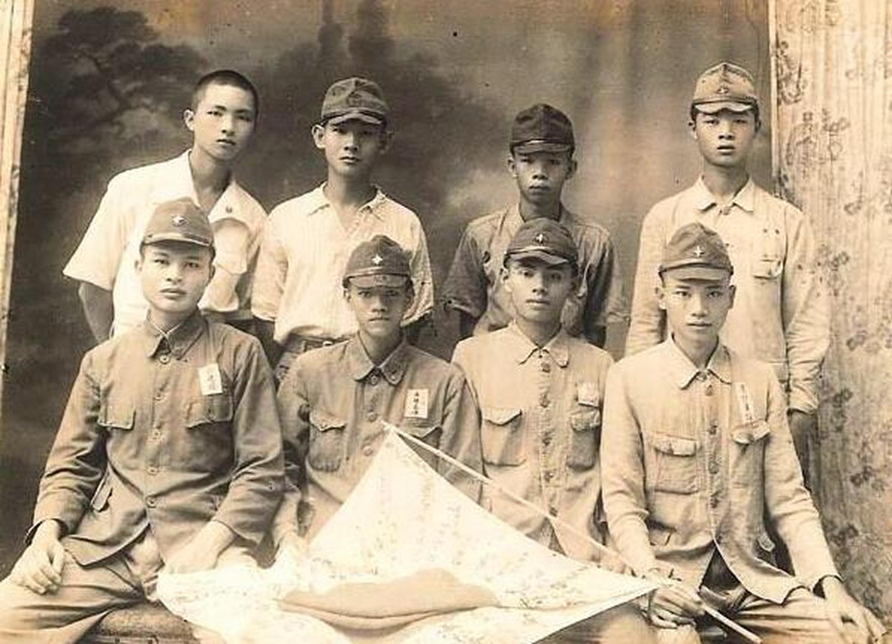 1943年,李登辉和哥哥李登钦在日本人的军队中受训