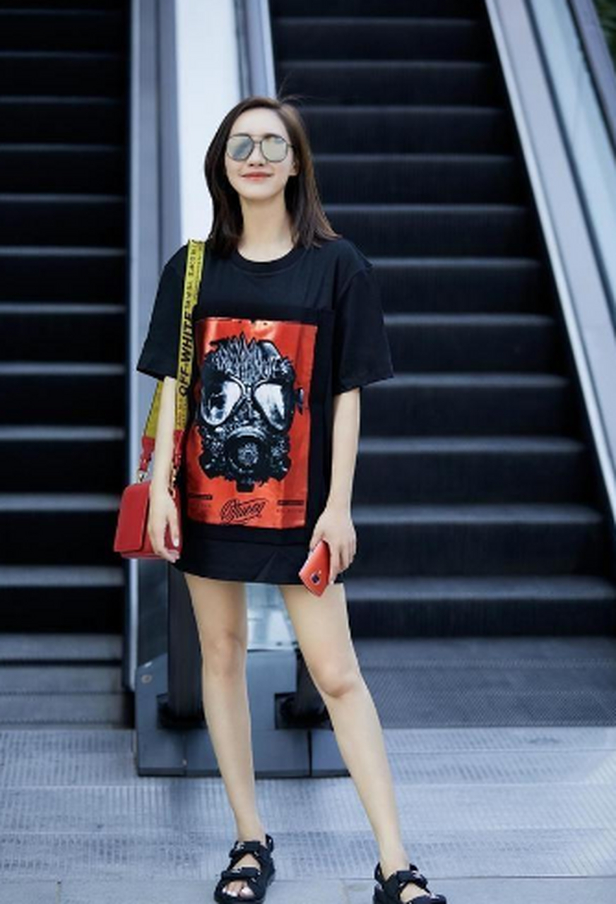 王智从"国民初恋"一跃到"浪姐",宽松的t恤上身后就像穿了男朋友的衣服