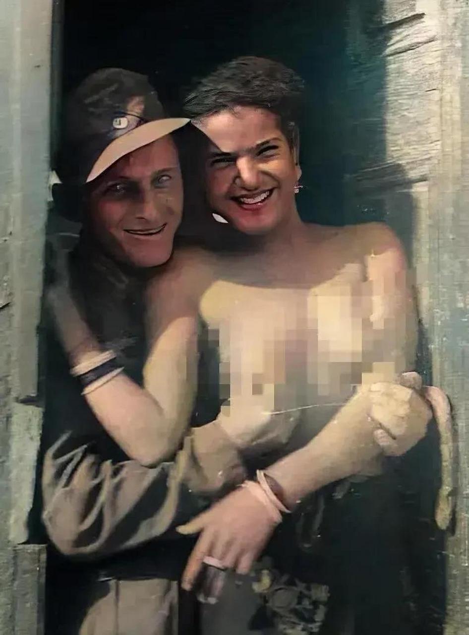 不仅仅是在集中营里,犹太女性在街头,公共场所也面临着种族歧视和暴力