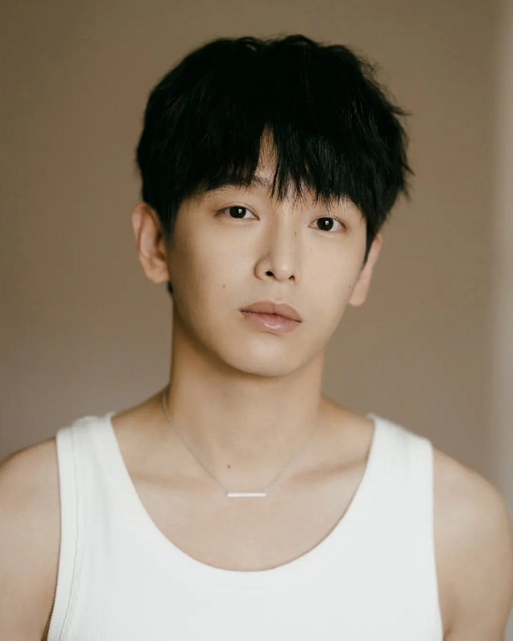 彭昱畅竟然有6块腹肌】近日,彭昱畅正在拍摄的新作放出了一组拍摄花絮