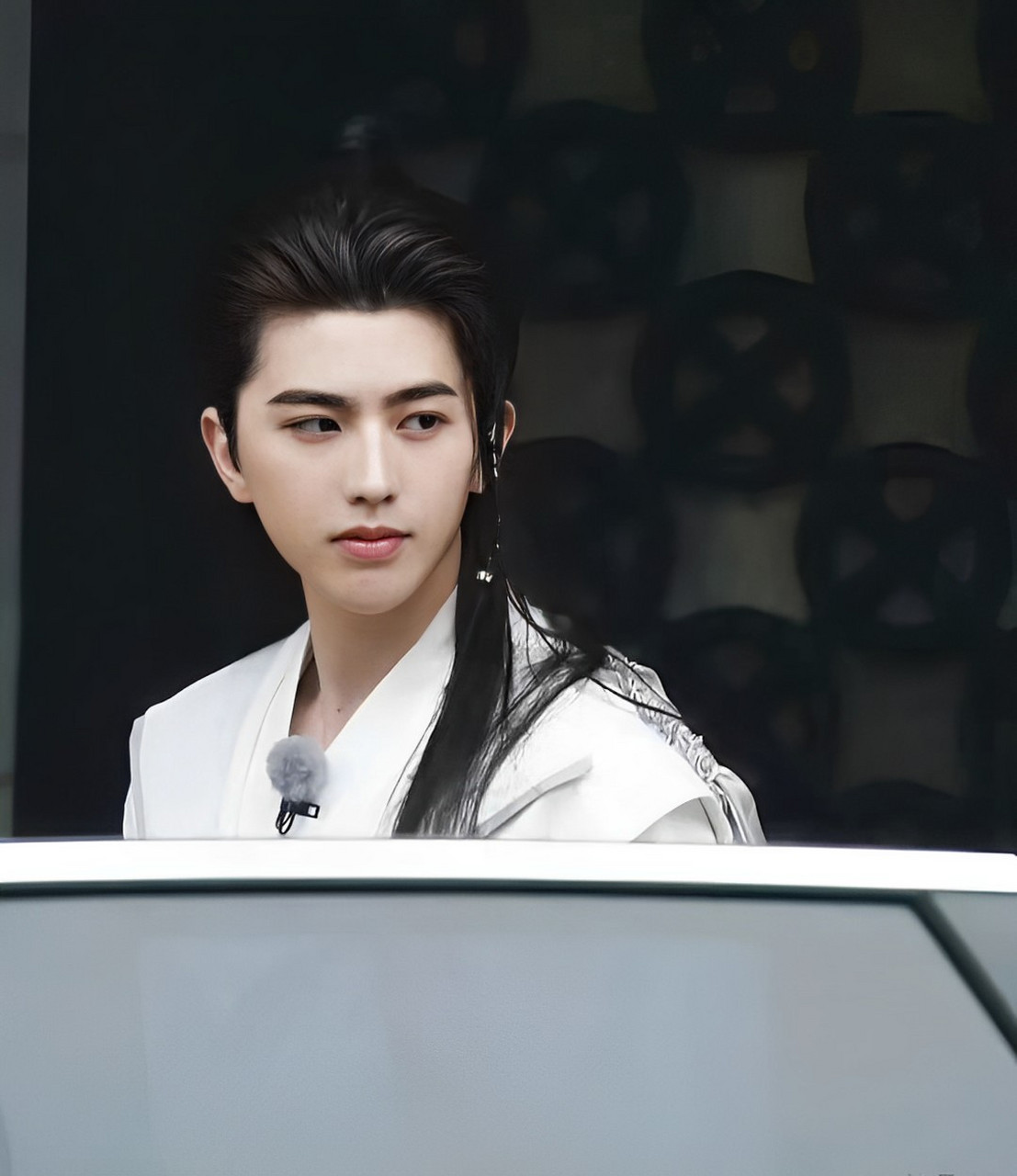 蔡徐坤的古代服装风格来了. 说实话,这种风格还挺适合他的.