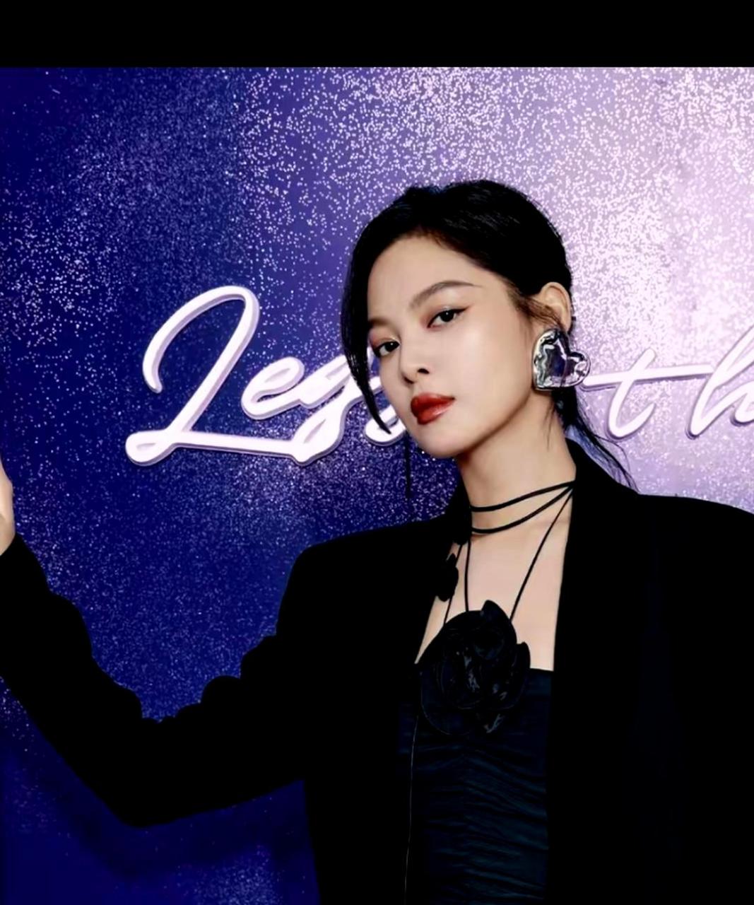 辛芷蕾37岁时的最新照片展现出她的冷艳性感,让人不自觉地被她吸引.