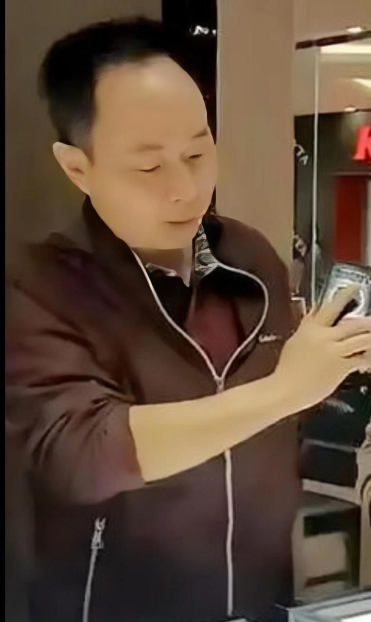 劳荣枝昔日那些同事,尤其是与劳荣枝同床共枕的现任男友罗先生,当得知
