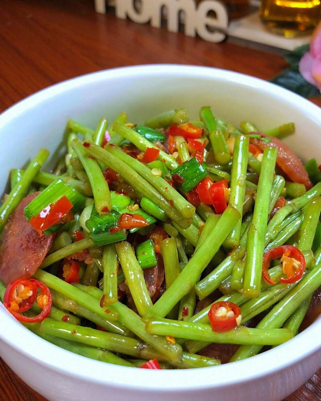 买了2斤藜蒿,搭配了点香肠,做了一道每年过年必吃的江西菜,藜蒿炒香肠