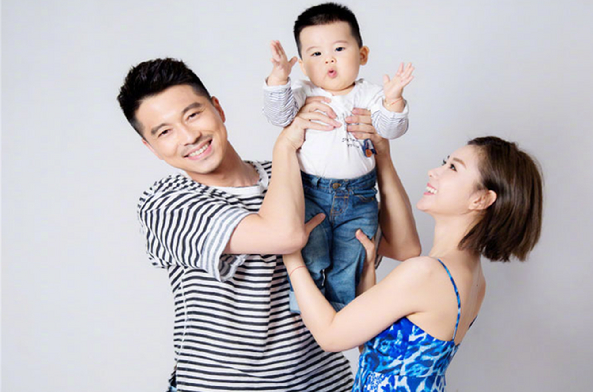 04年,王雷在舞台上向恋爱7年了女友李小萌求婚,"小萌,嫁给我,我以后