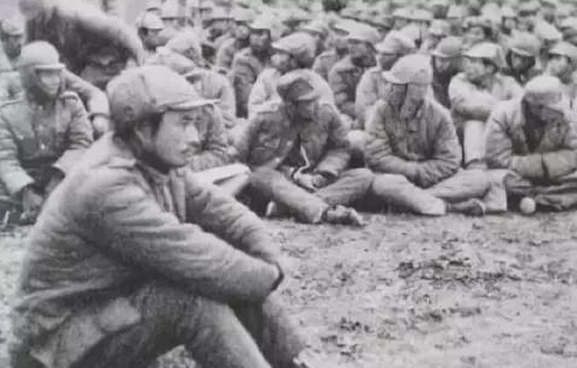 1948年11月25日,中原野战军7个纵队将黄维兵团12万人马,合围在双堆集.