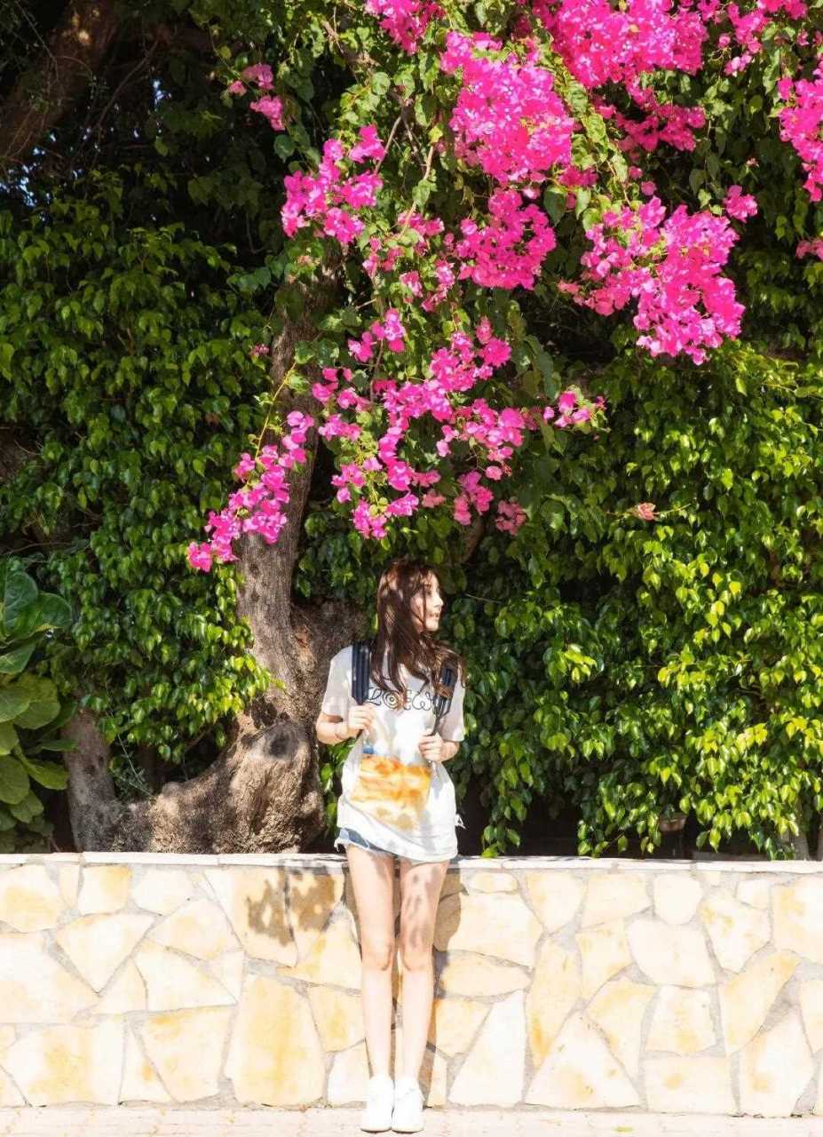 整个穿搭青春洋溢,搭配上齐刘海真的是可可爱爱,这样的迪丽热巴小姐姐