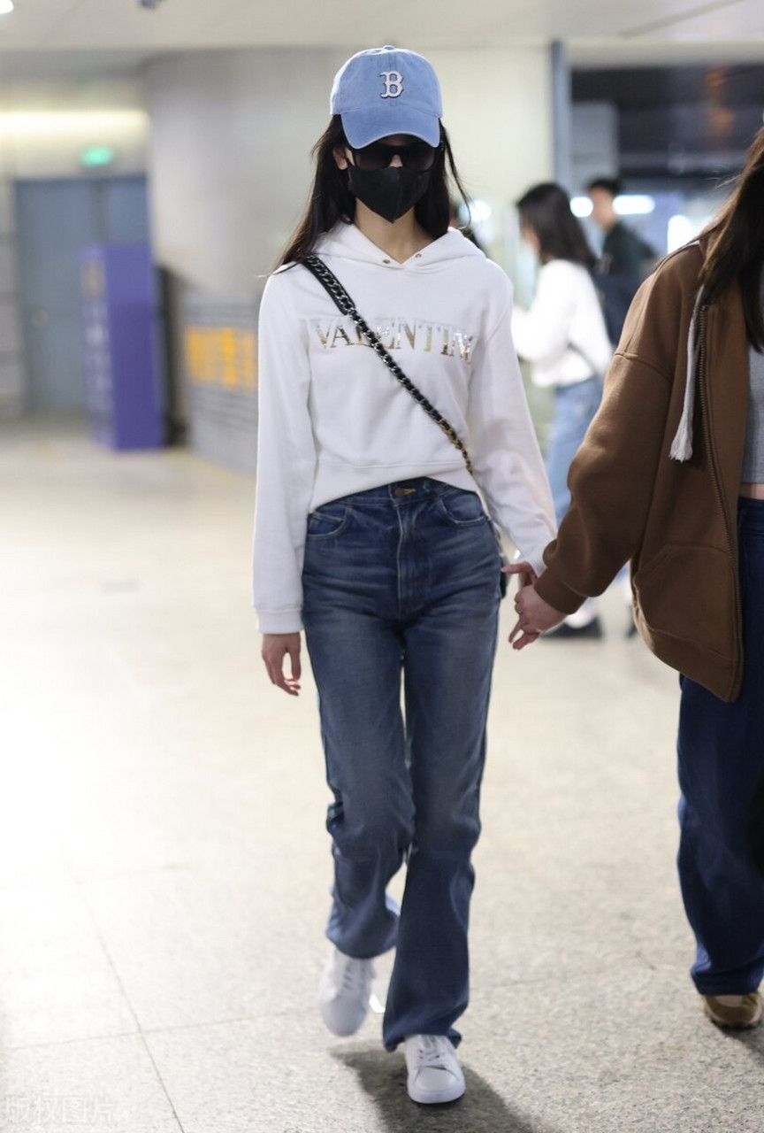 陈都灵机场街拍,连帽卫衣 直筒牛仔裤 棒球帽简约低调!