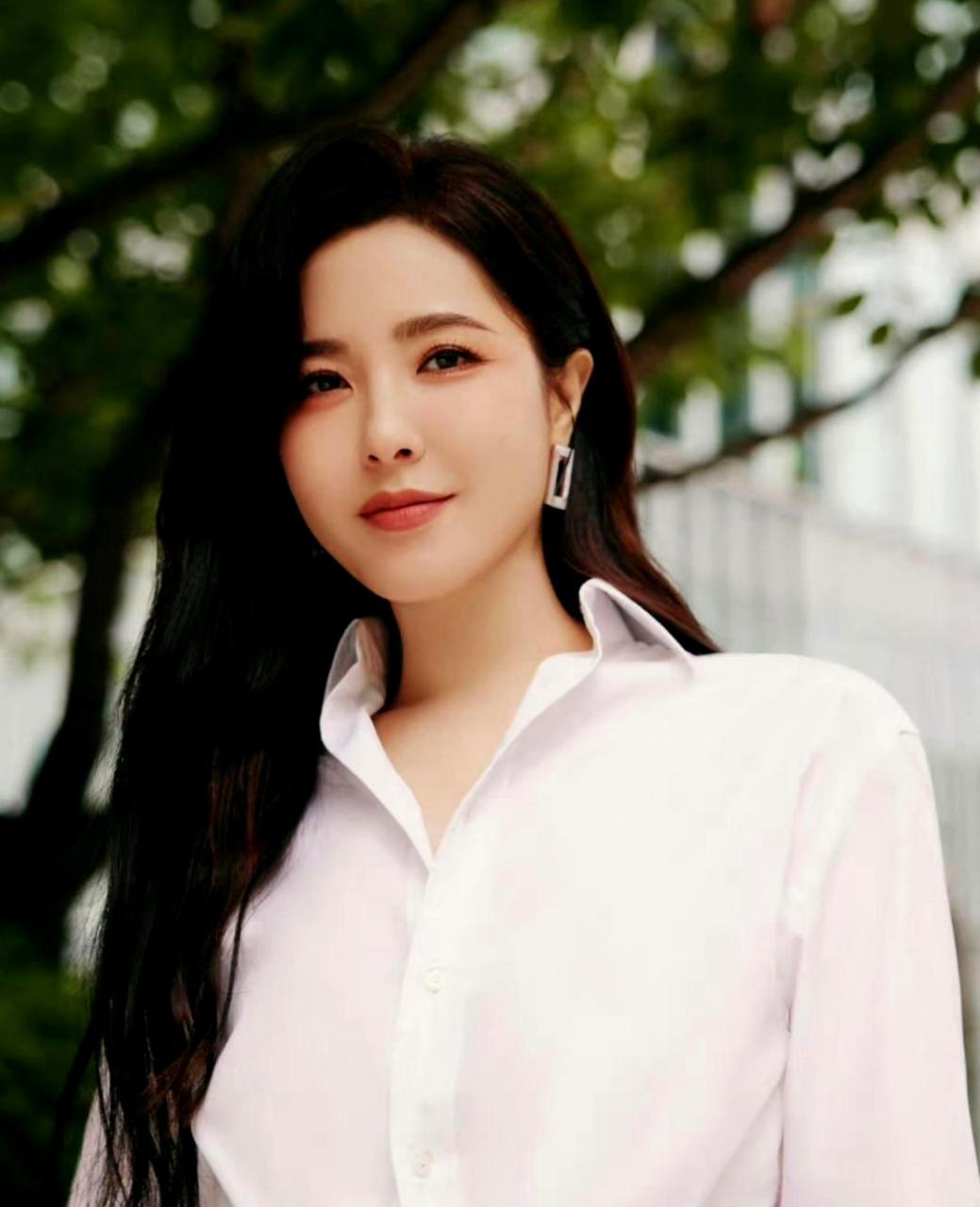 曾黎的生活照让人眼前一亮,她的气质特别好,简约利落的白衬衫搭配橙色