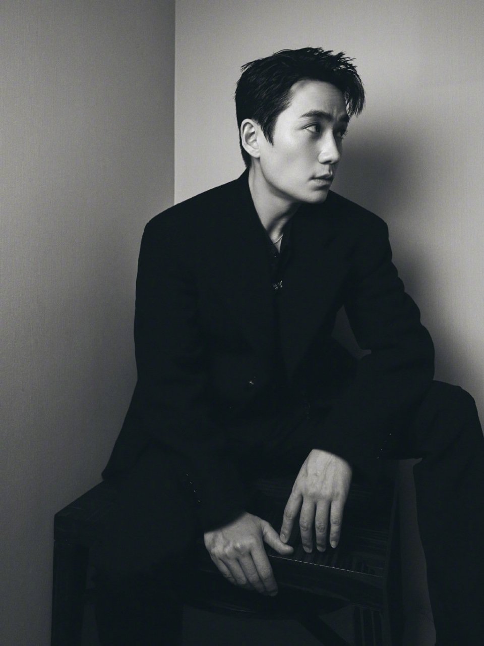 朱一龙黑西装随拍照,帅哥和黑西装真的绝配啊!