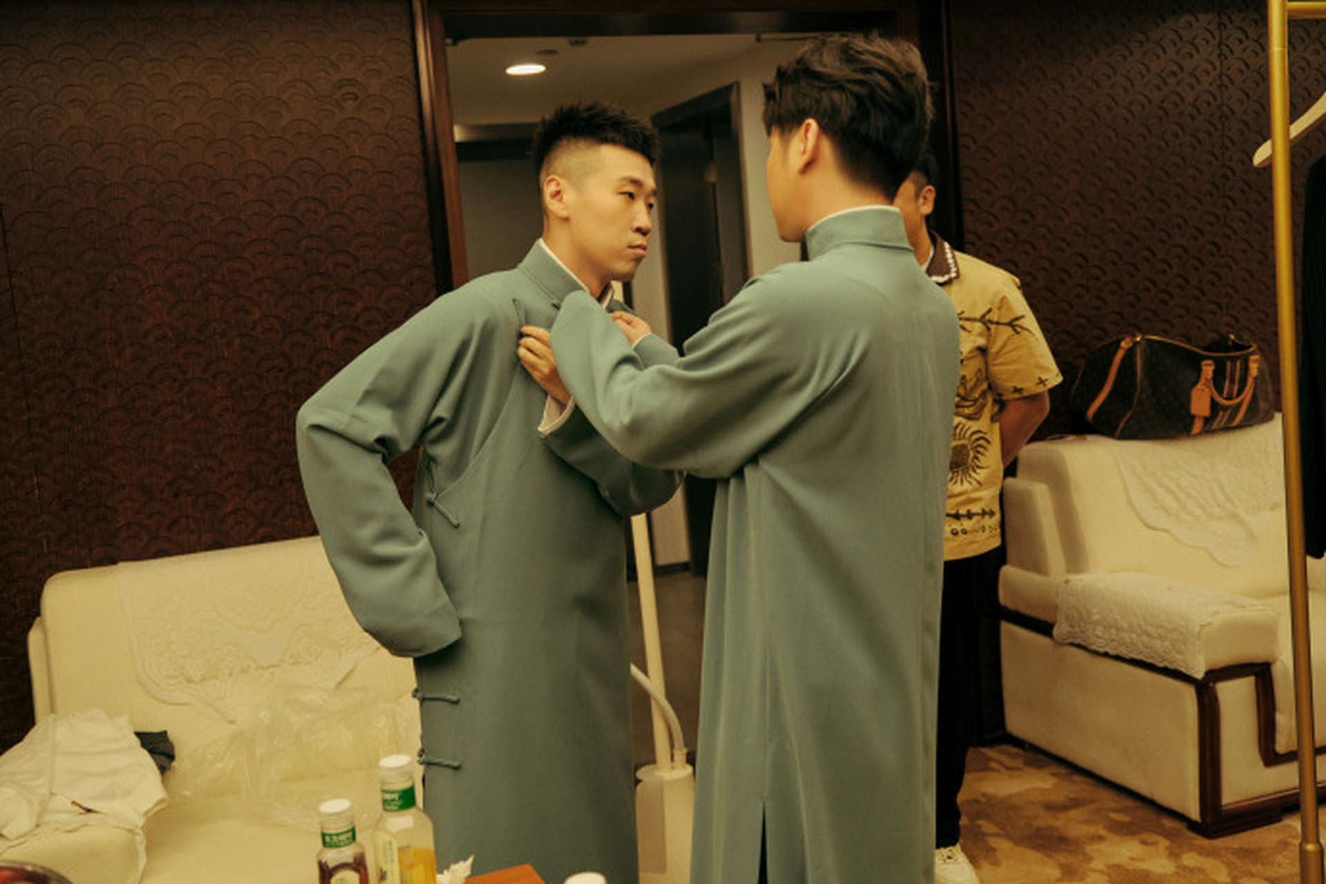 8月21日,德云社张云雷深夜发文,晒出了太原相声专场的系列合照.