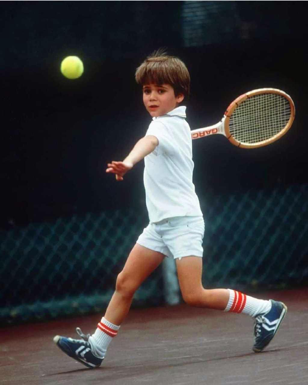 [火焰]1977年,美国,7岁的网球天才安德烈·阿加西,他的职业生涯共获得