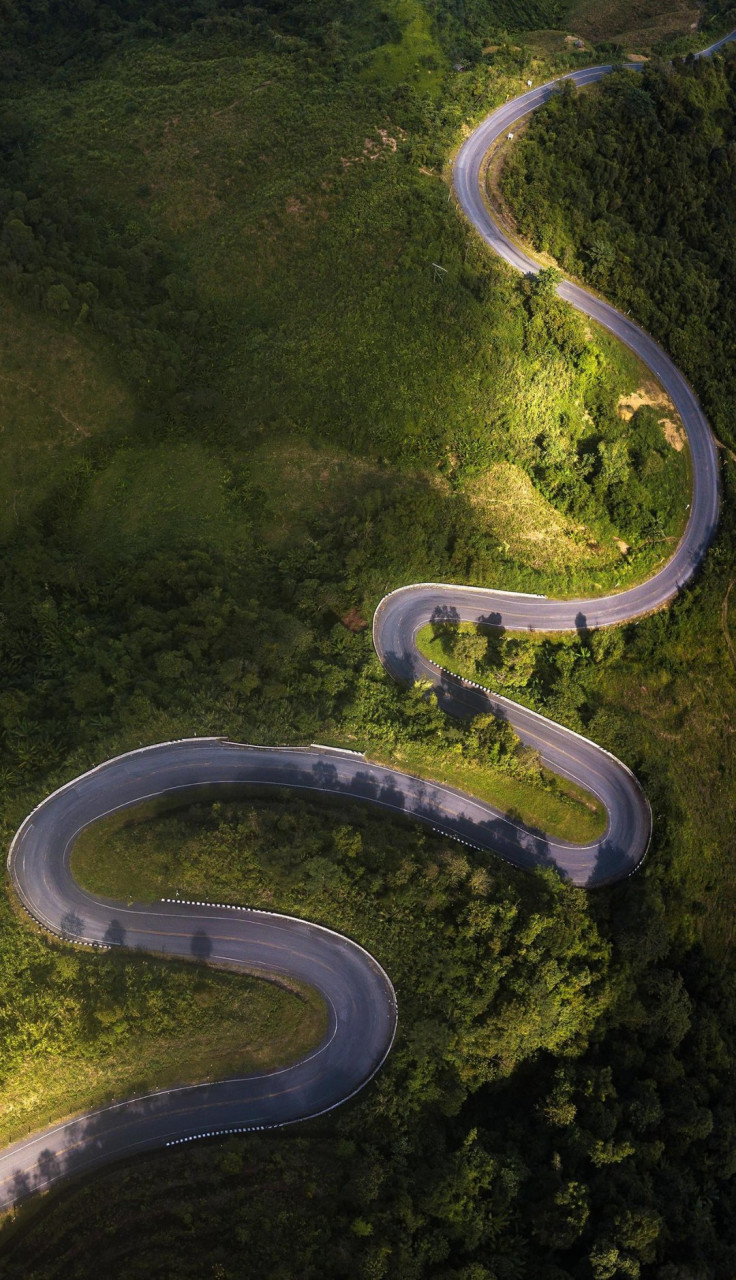 表妹跟朋友去鬼屋玩,有个鬼跳出来吓她们的时候不小心跳她脚上了.