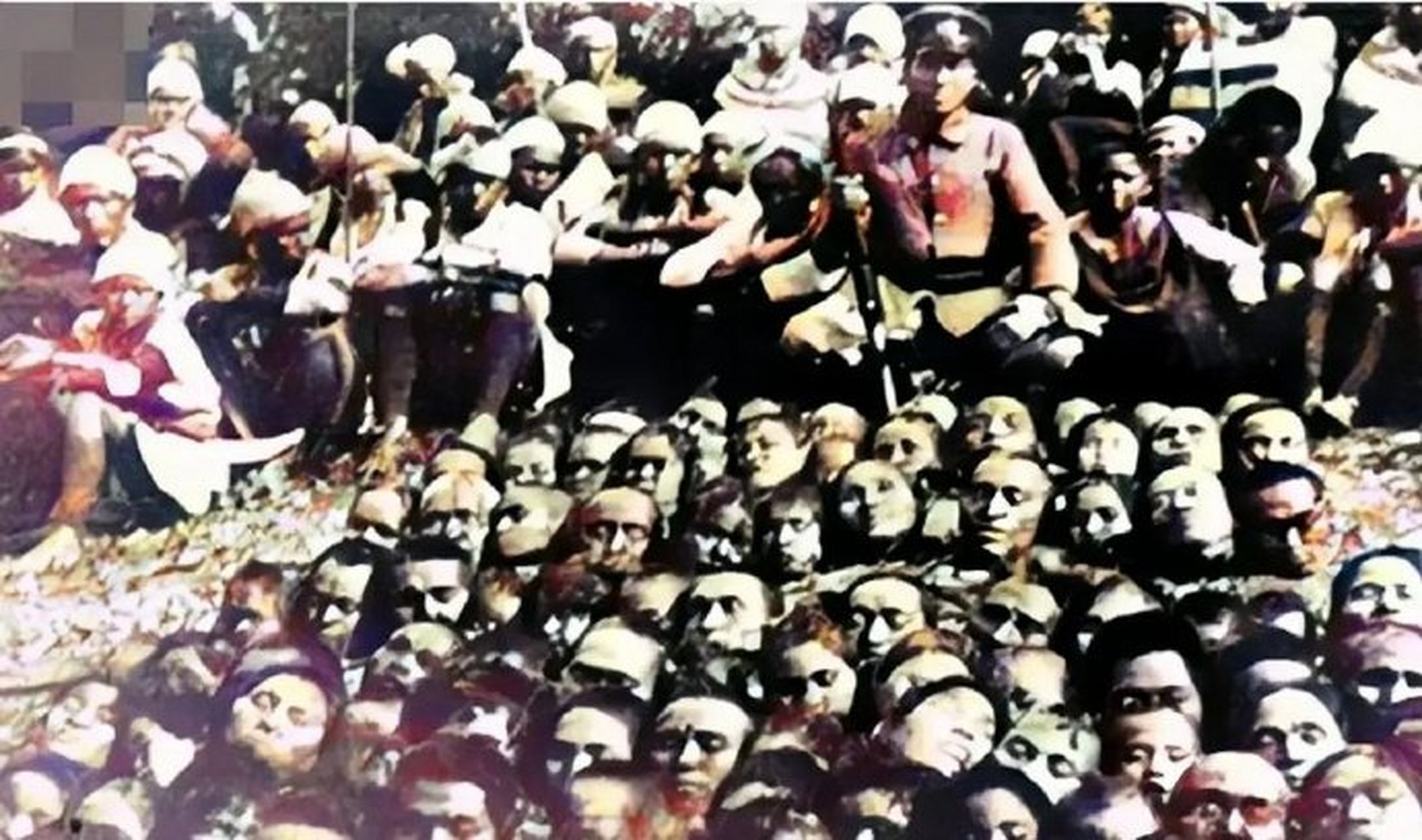 上个世纪30年代初的旧照! 屠杀台湾山民的鬼子与他砍下的人头的合影