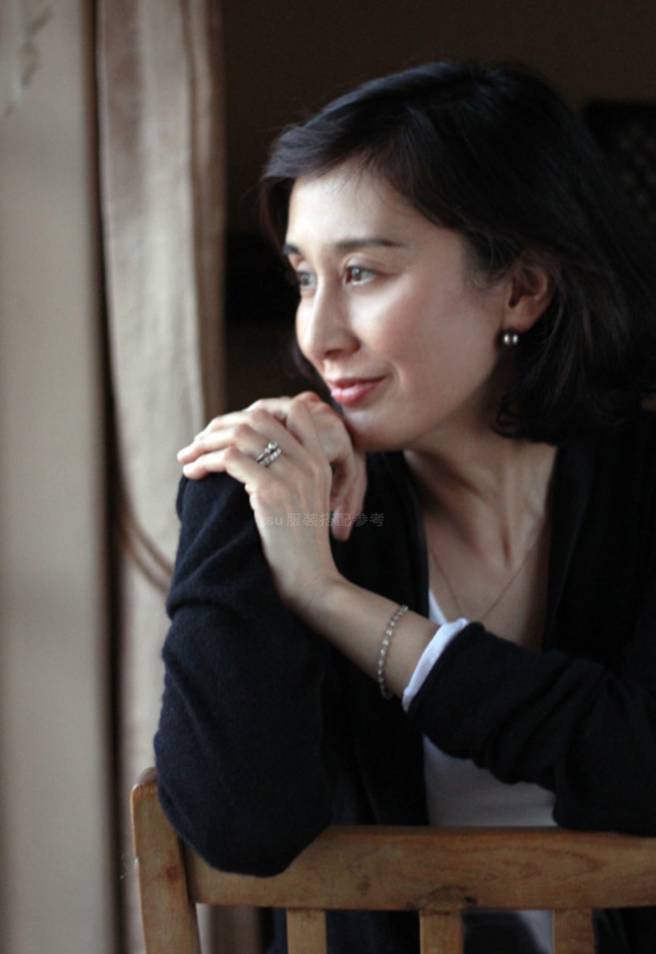 时尚感满满的首饰混搭,也可以呈现出成熟气质的美