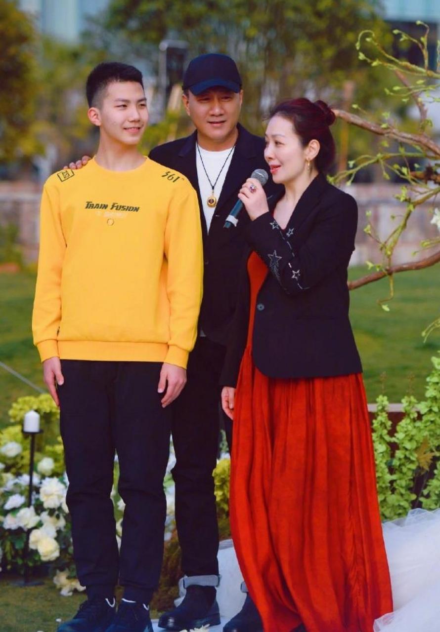 胡军和老婆卢芳,儿子康康一起参加朋友的婚礼,康康被拍到身高已经快