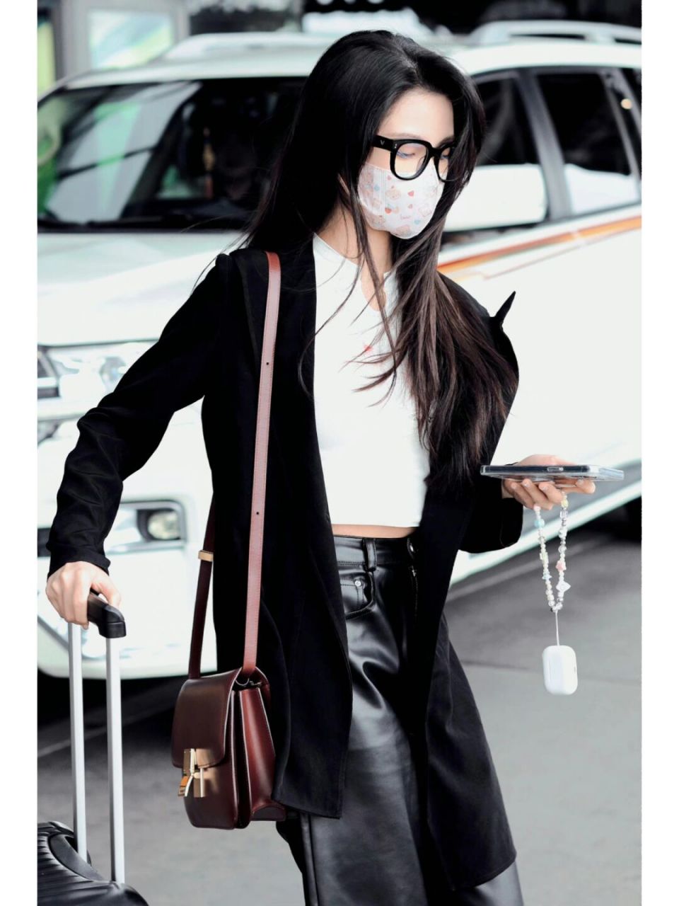 孙珍妮机场穿搭简约耐看 孙珍妮0421机场私服, 黑白搭配又美又飒!