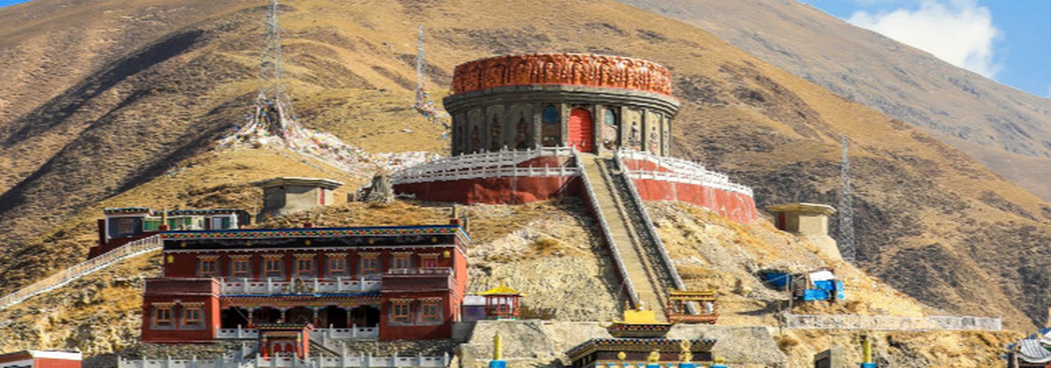 第一个县城就是治多县,其中很有名的可可西里也是国家级的自然保护区