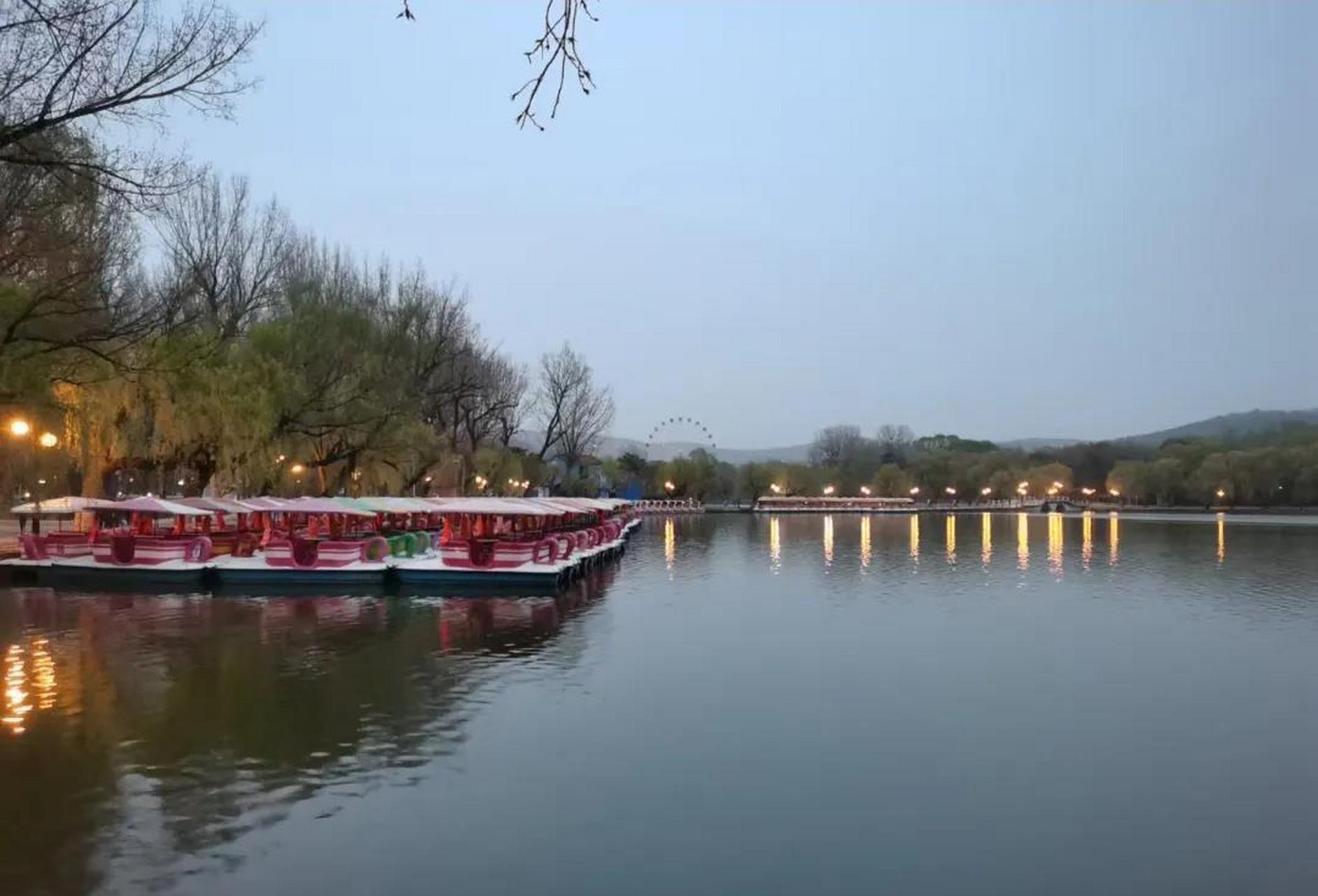 鞍山二一九公园劳动湖的夜色.靓丽的夜色妆点了这一光的世界.