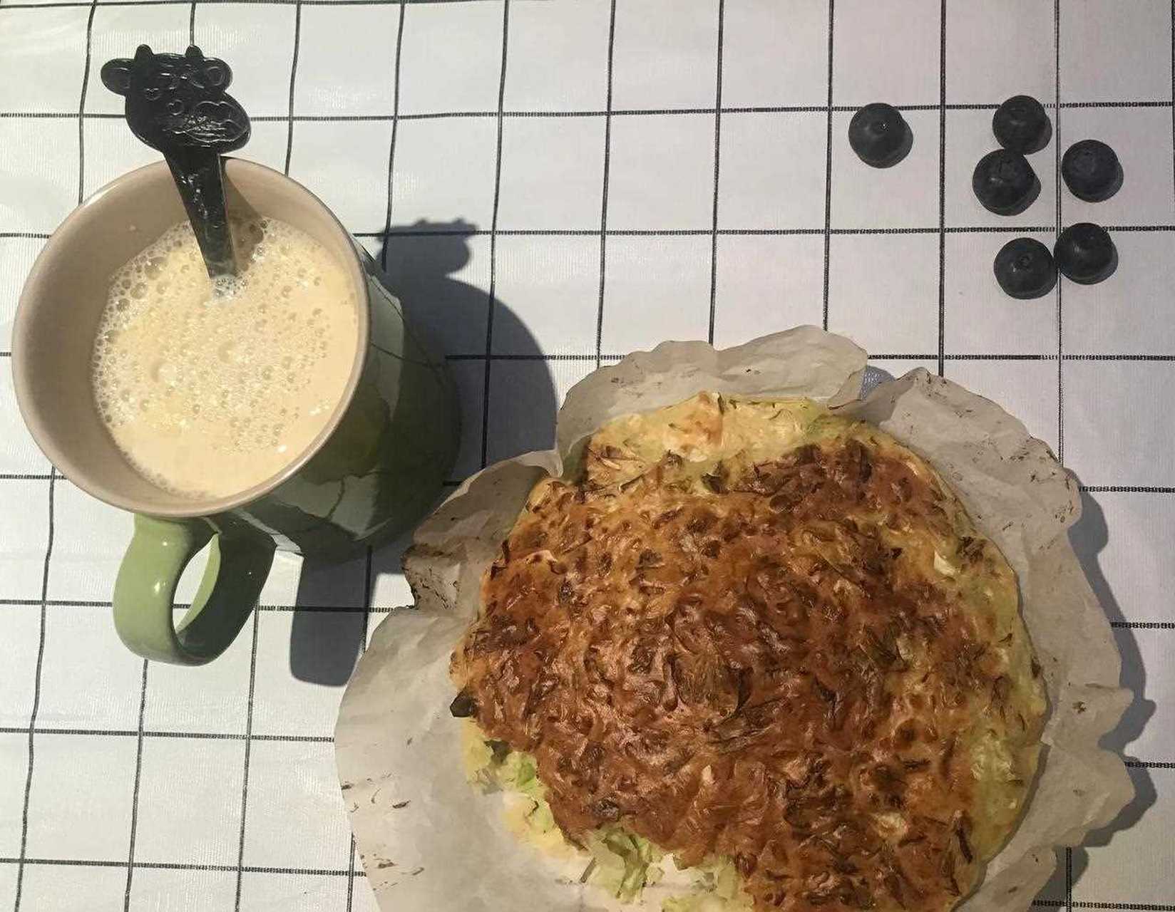 [加油啊] 本来想做成中式汉堡那样的, 所以还在面糊中加了芝士和牛肉