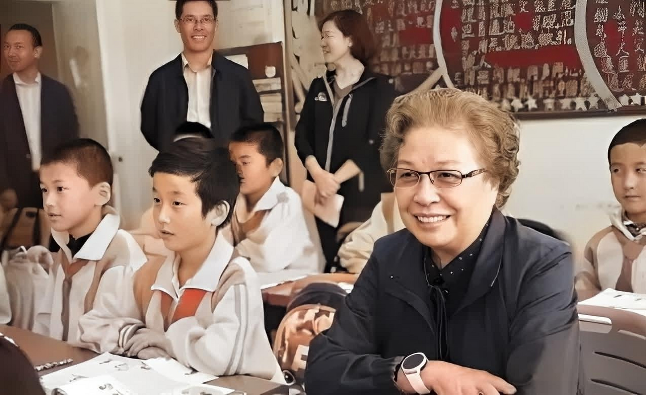 1959年,陶斯亮和曾志,张合影踏上了父亲·陶铸的旅途,当时陶斯亮18岁.