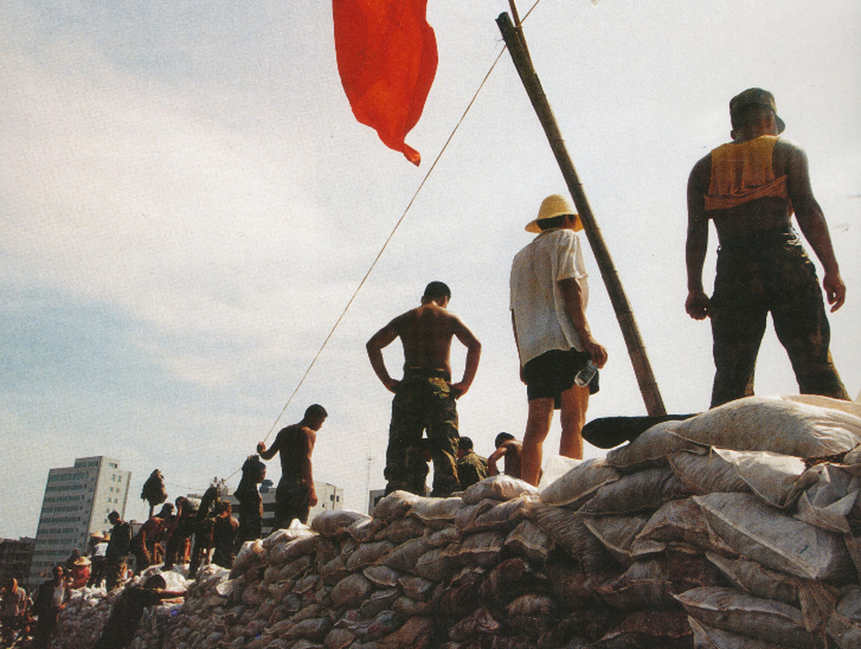 1998年8月8日,抗洪军民在九江市区抢筑第二道防线.贺延光/摄
