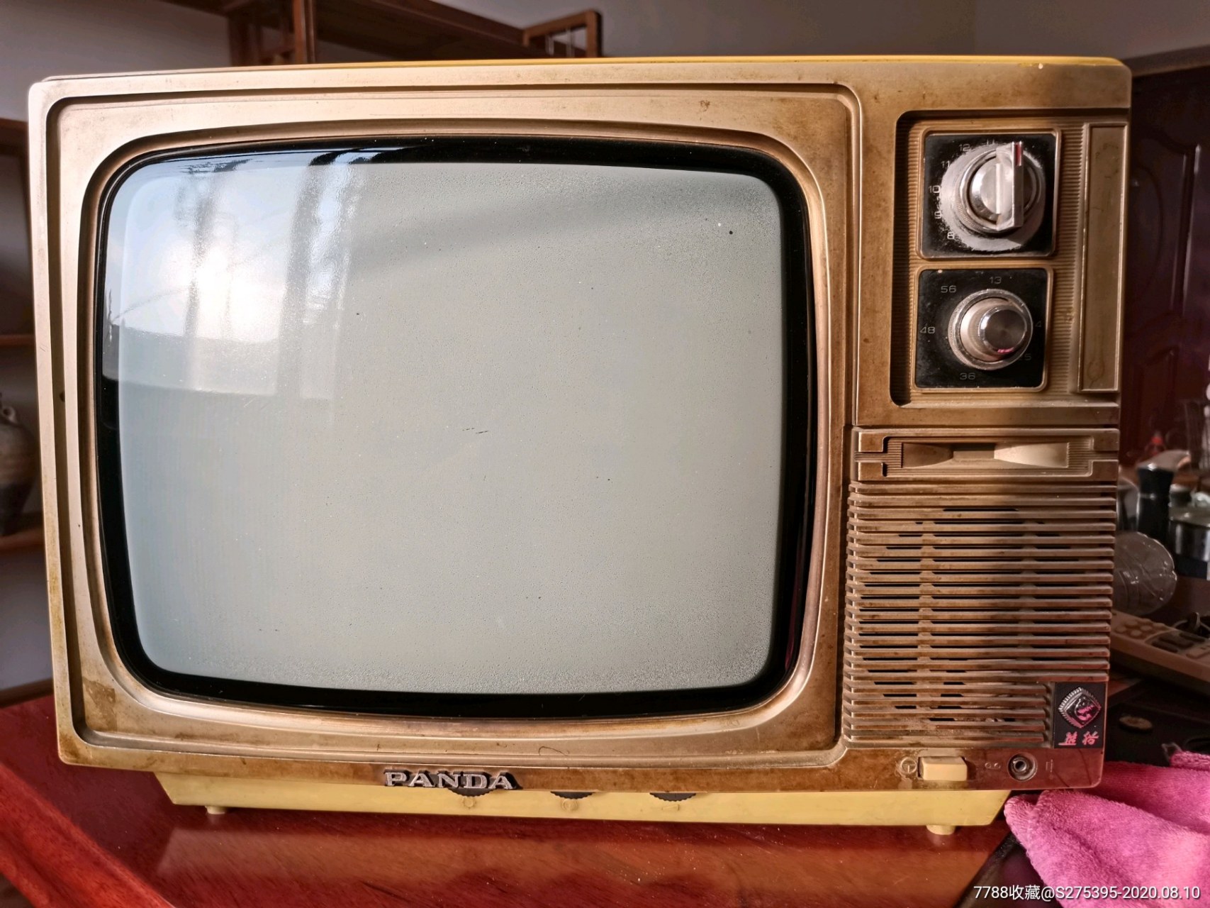 我记得1990年的时候,那时候我还很小,我家是全村第一个买电视机的,那