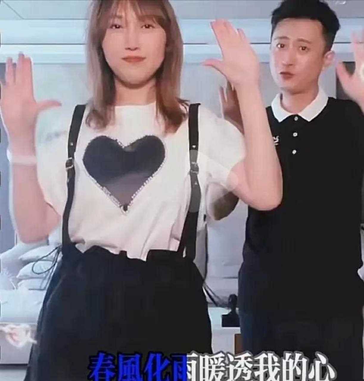 央视主持人杨帆和妻子李松奇,女儿的合影,妻子李松奇端庄秀丽贤惠,7岁