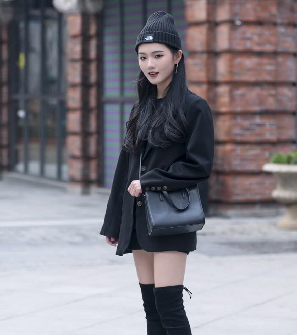 冬日秀美腿利器过膝靴搭配随意大衣,超酷的小姐姐!