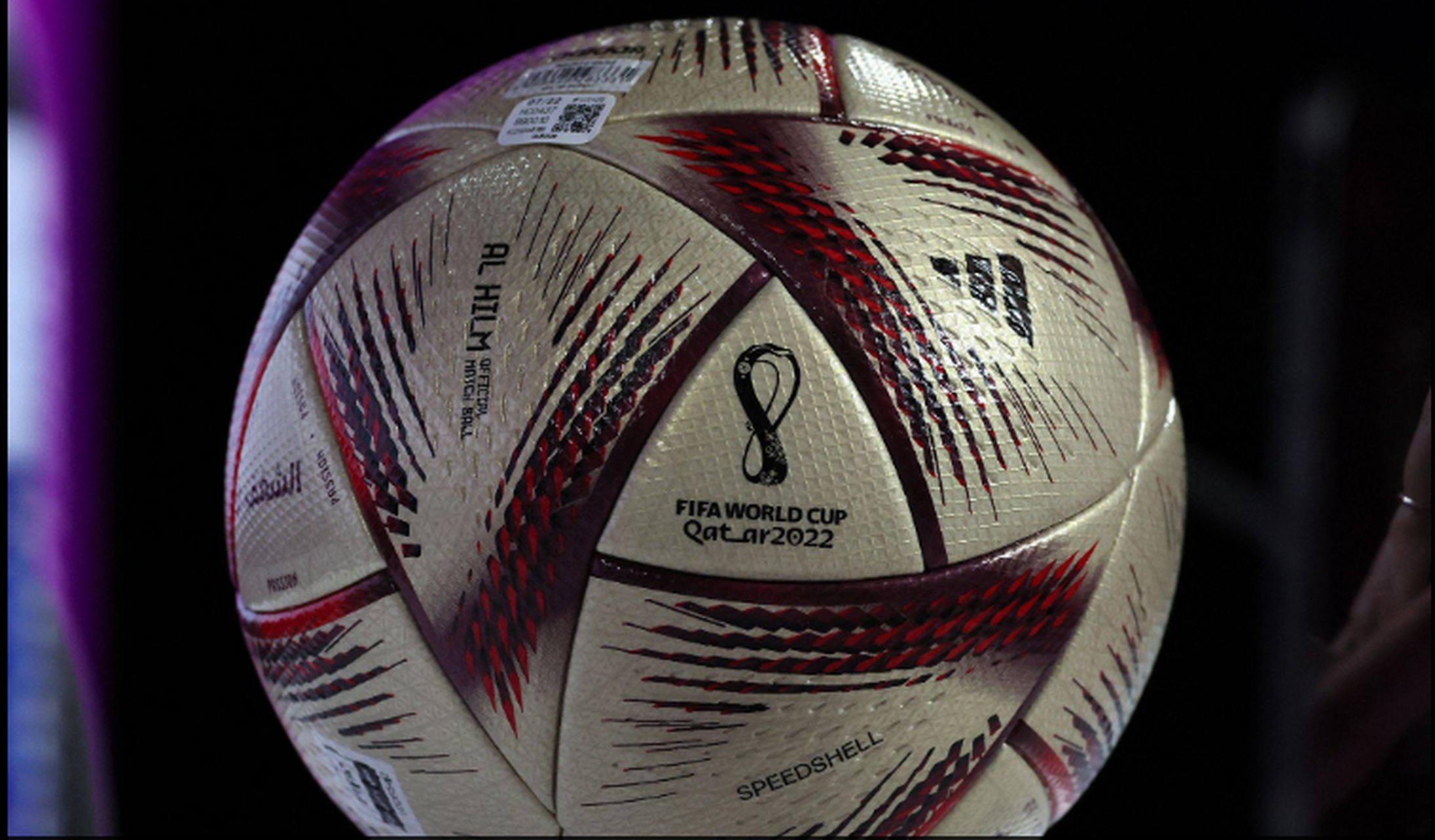 2022卡塔尔世界杯12月12日,半决赛及决赛用球"梦想"亮相.