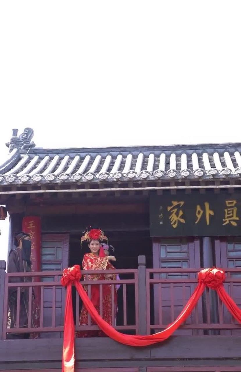 他收到了王源妻子扔来的绣球花. 现在他应该可以抱回美女了吧?[开心]