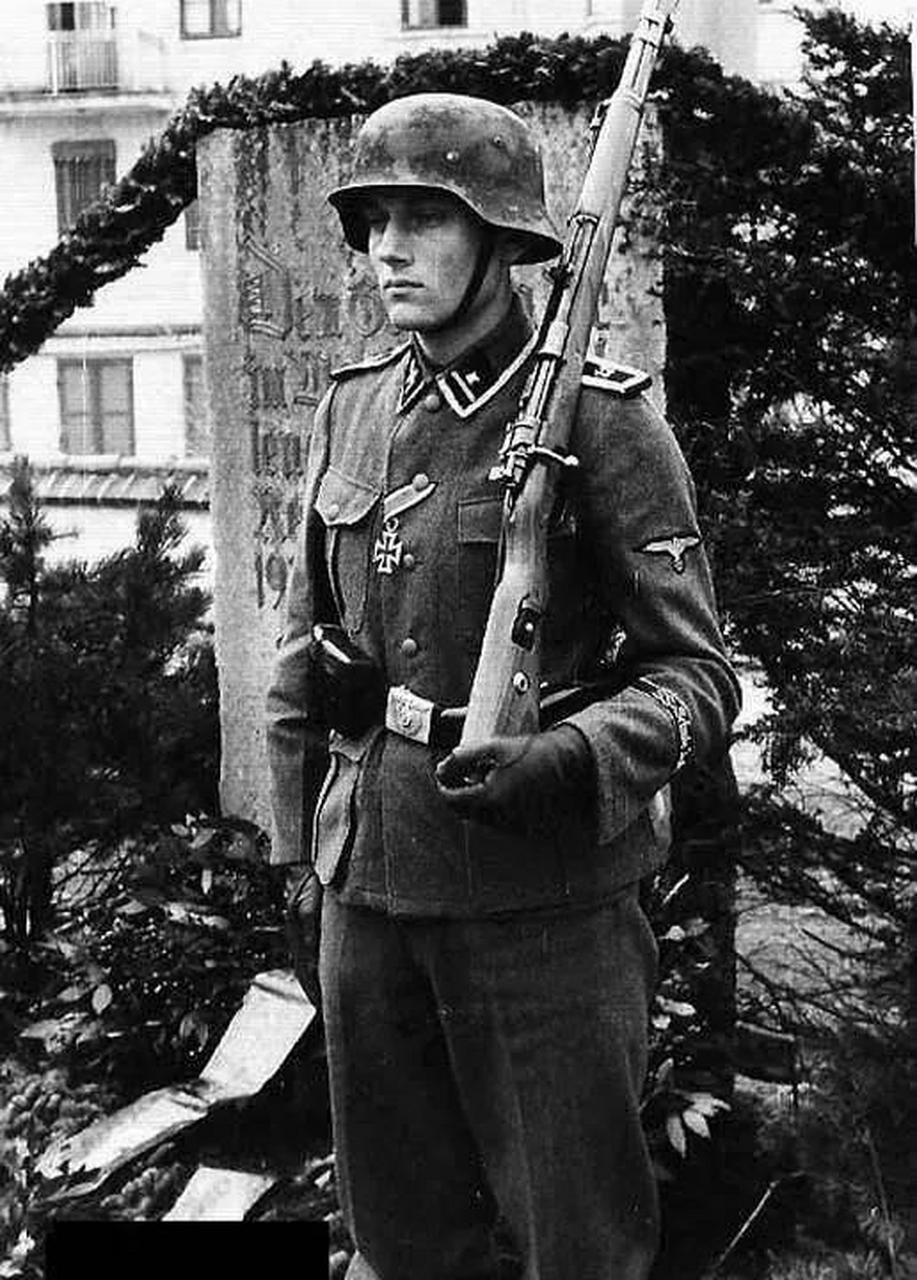 那就是英武的士兵,帅气的制服,kar98步枪m35钢盔,德国军队就是靠这