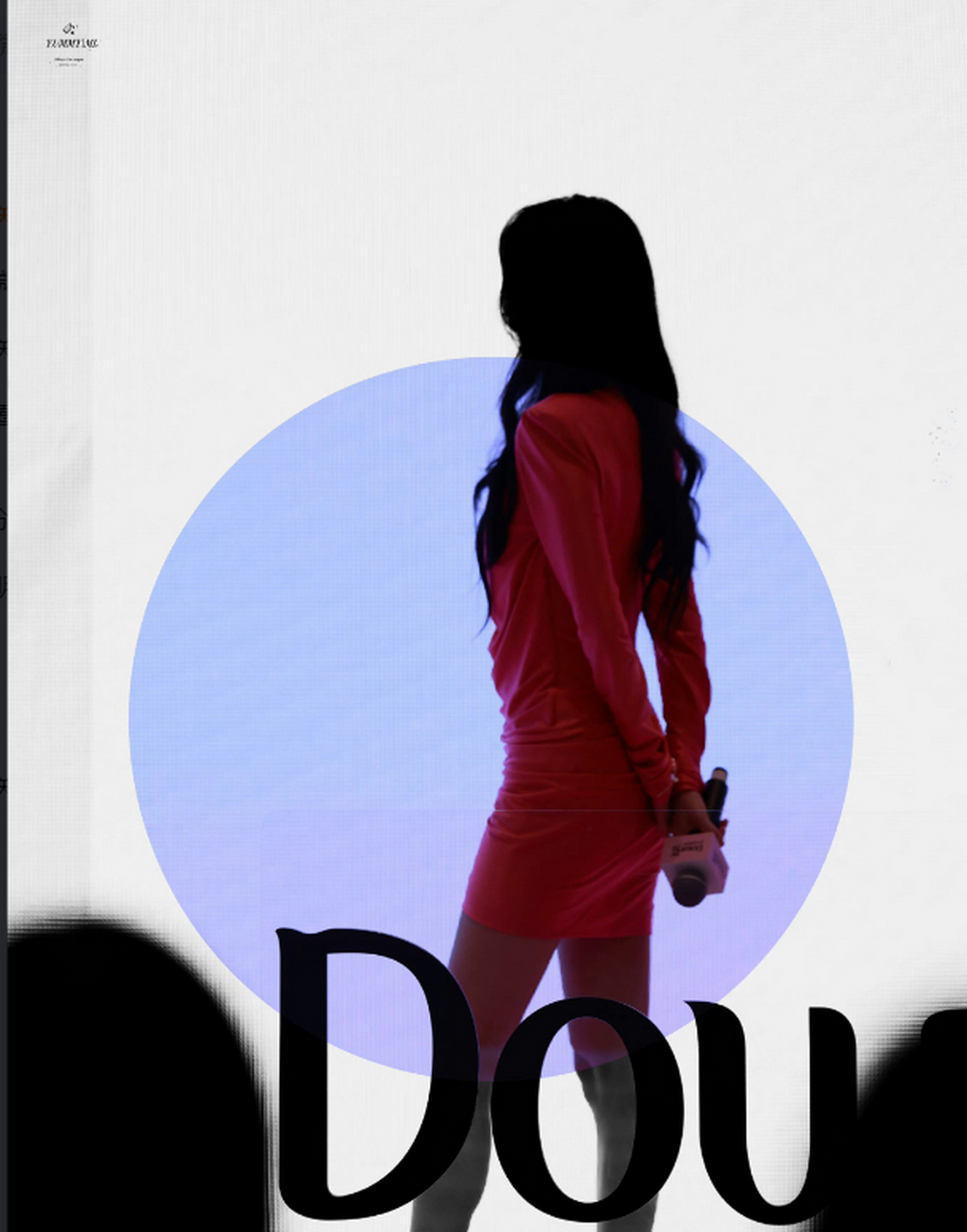 杨幂之前一直有点含胸驼背的,现在已经逆袭成仪态教科书了.