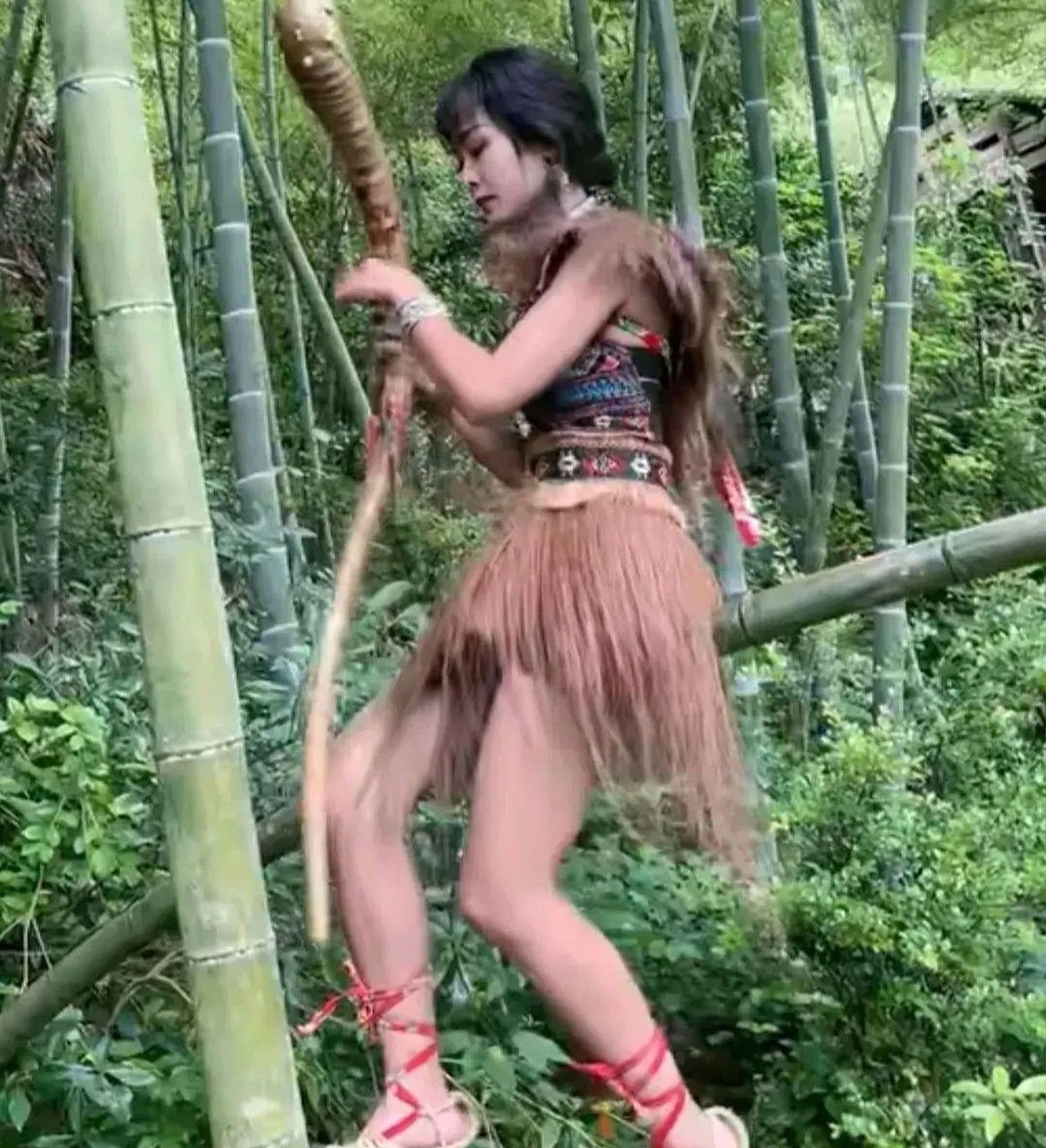 在山上发现了女野人,要不要上报啊?