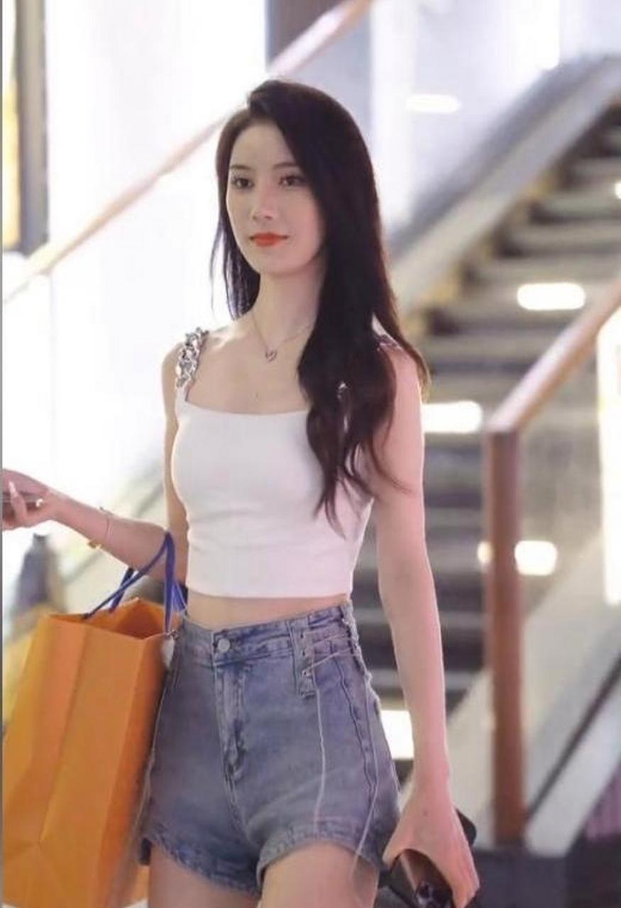 吊带热裤美女,尽显青春时尚之美丽