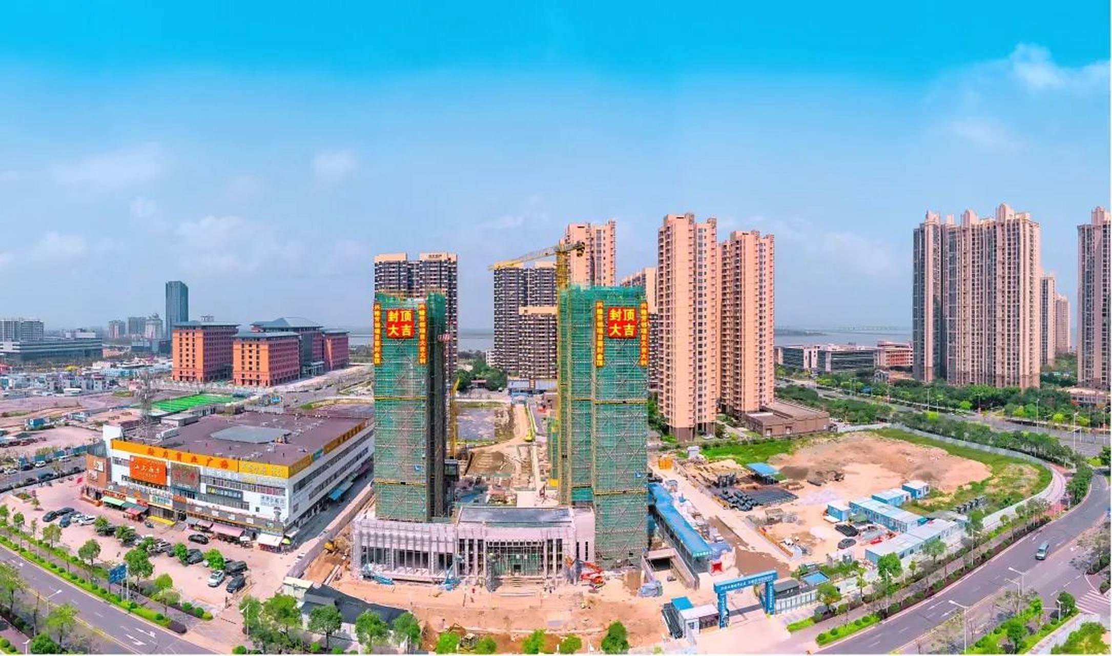 兴格·芳邻项目顺利封顶  近日,由兴格城市发展打造的金湾兴格·芳邻