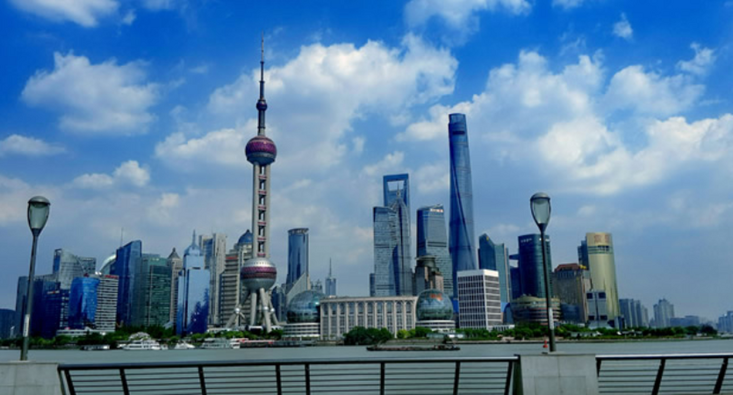 东方明珠广播电视塔,位于浦东新区陆家嘴,毗邻黄浦江,与外滩隔江相望
