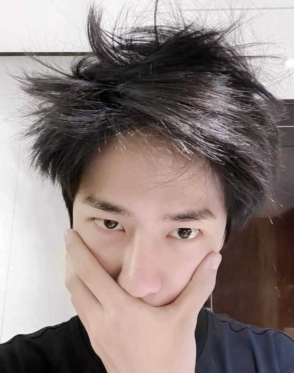 王一博的自拍照,像地主家的傻儿子,好可爱啊!你还会爱吗!