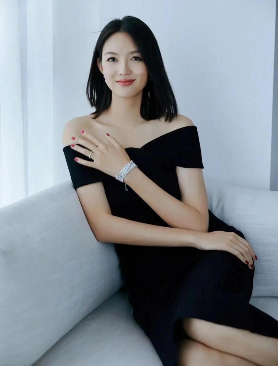 最美超模张梓琳,修长的身材,修长的美腿,修长的玉手和玉足.