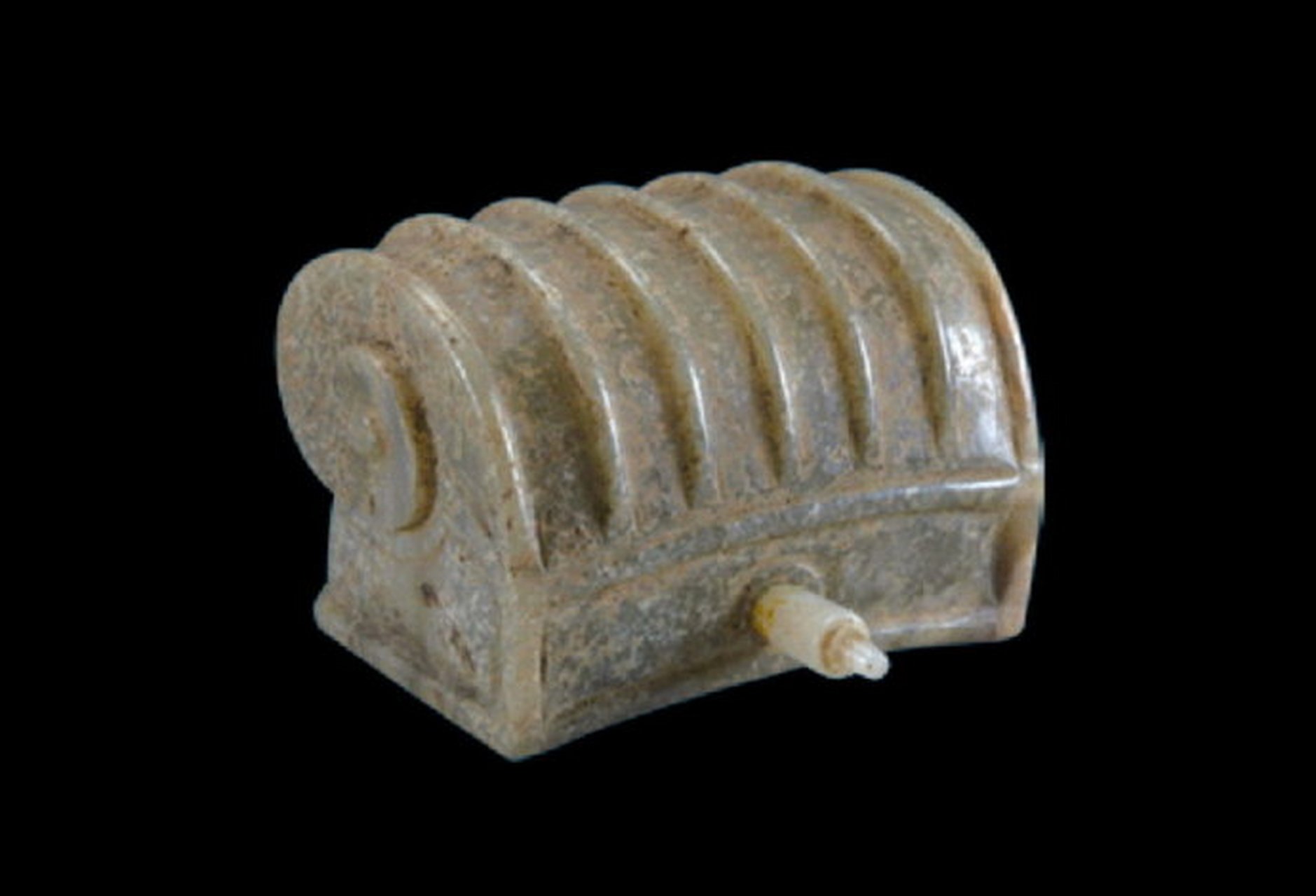 1.安徽省文物局唐代刻铭玉勒子 2.故宫博物院唐代鸟衔花玉佩 3.