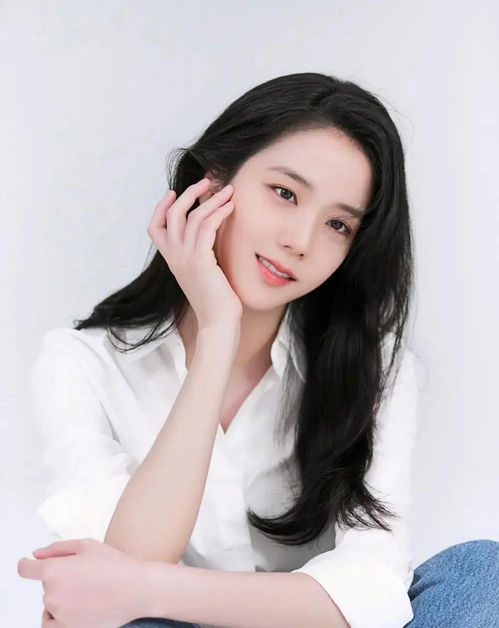 金智秀身穿素雅的白衬衫,营造出柔和的氛围,容光焕发的美丽容颜,加之