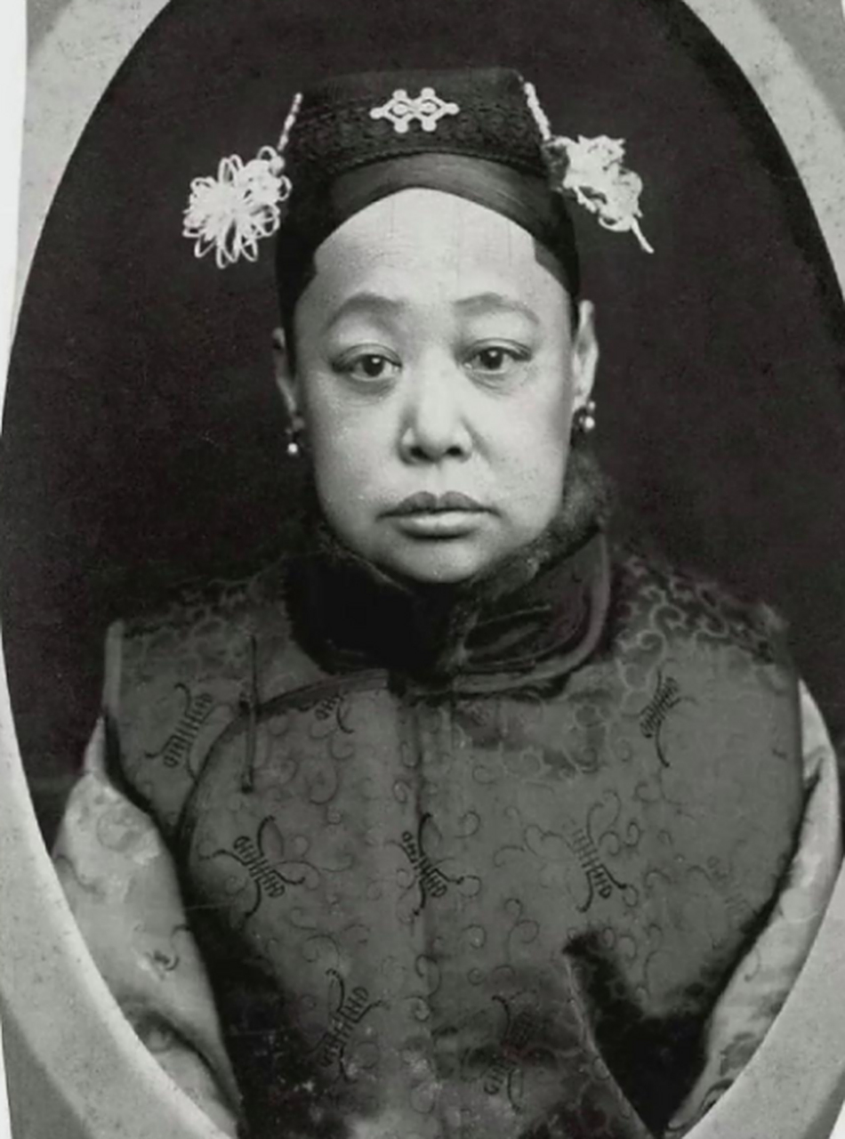 历史老照片,光绪皇帝的妃子瑾妃,她也是光绪唯一没有宠幸过的妃子!